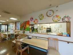 壁飾りのある食堂