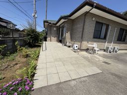穏やかな庭の小道