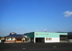 青空に映える外観
