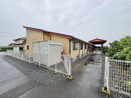 フェンス付き建物外観