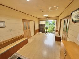 落ち着いた雰囲気の入口廊下