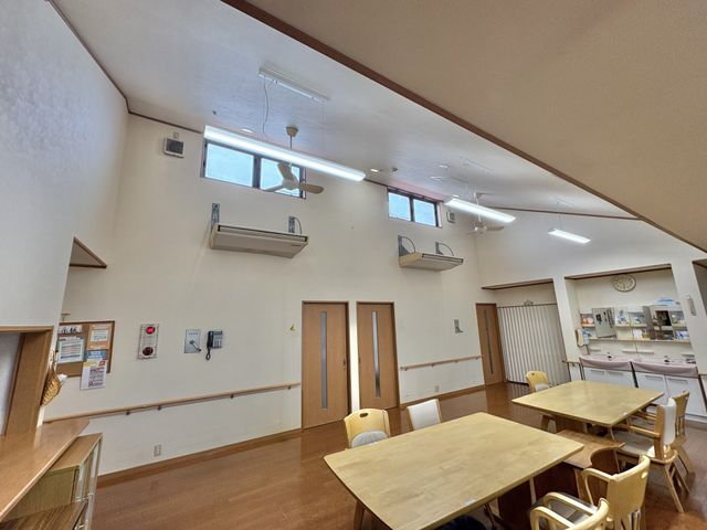 広々とした多目的室 多目的室 自然光が差し込む開放的な空間で、リラックスしながら活動が楽しめます。