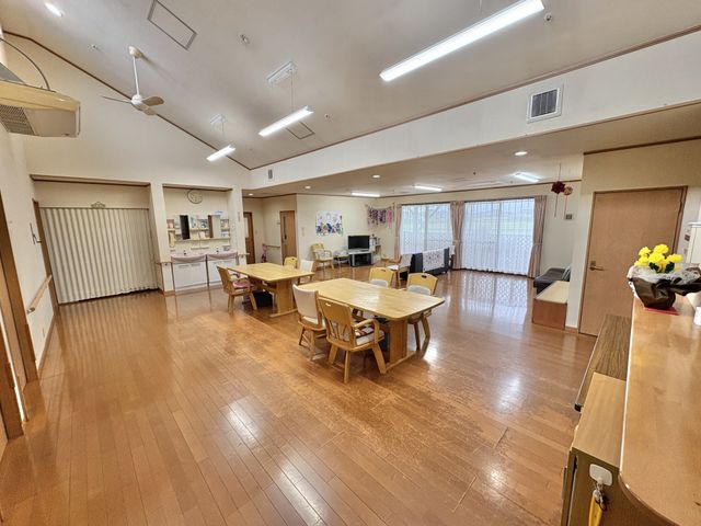 広々とした居室 居室 自然光が差し込む広い空間で、リラックスした時間を過ごせます。暖かい雰囲気の部屋です。
