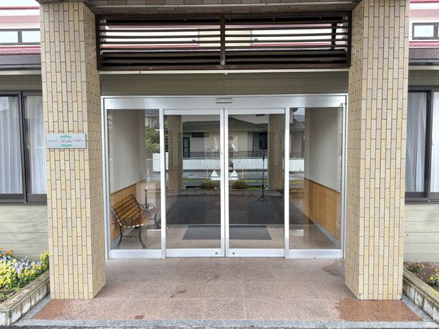 入口の風景 エントランス 自動ドアで快適に出入りできます。すぐ横には落ち着いた雰囲気のベンチがあります。