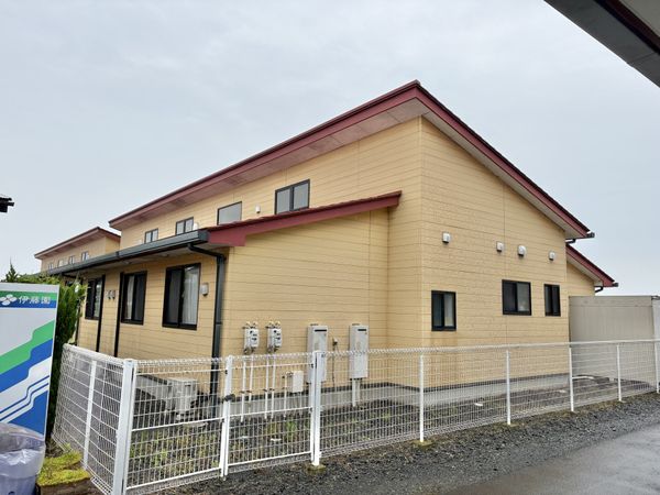 広々とした施設の外観