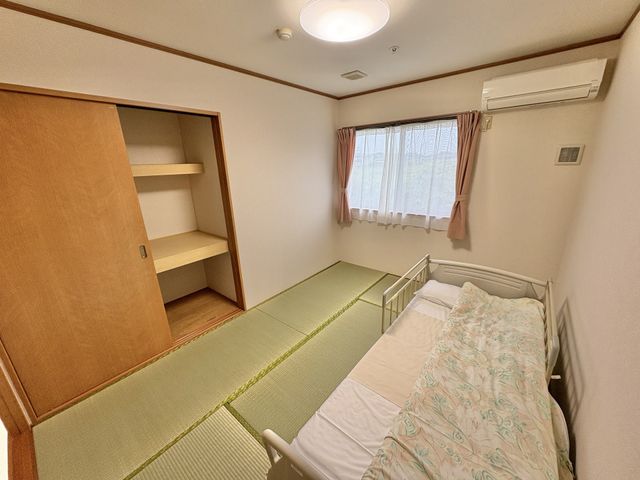 清潔な和室の居室 居室 明るい自然光が差し込む和室の空間で、穏やかな雰囲気が魅力です。エアコンも完備されています。