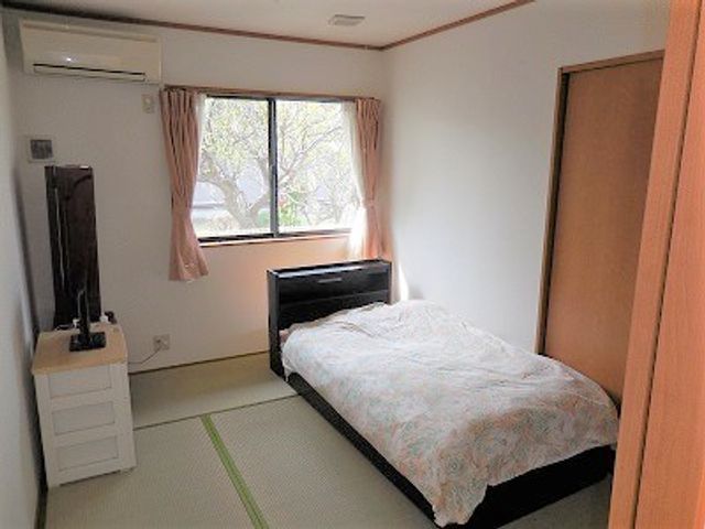 明るい自然光の居室 居室 緑が見える明るい居室です。シンプルで落ち着くデザインになっています。