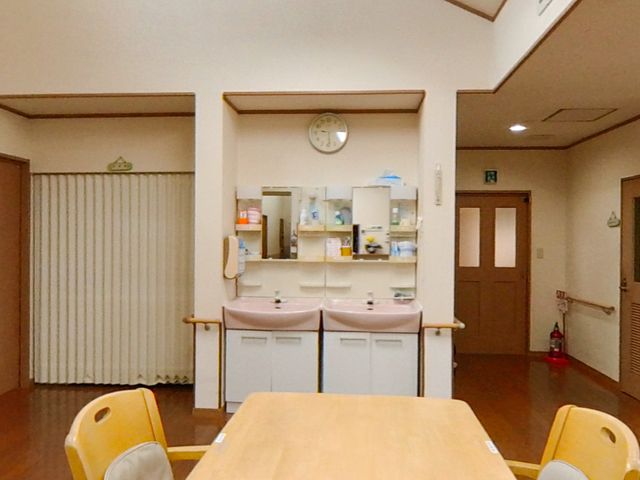 洗面台のある空間 洗面台 明るく広々とした空間に、機能的な洗面台が二つ並んでいます。快適な環境での作業が期待できます。