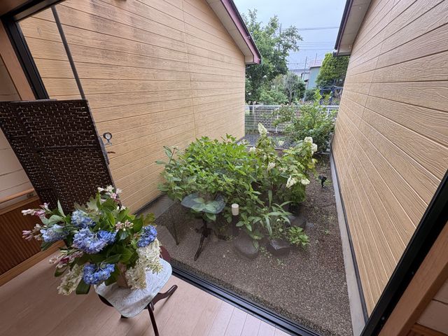明るい窓辺の庭 中庭 落ち着いた雰囲気の中庭は、季節の花々が彩りを添えています。リフレッシュに最適な空間です。