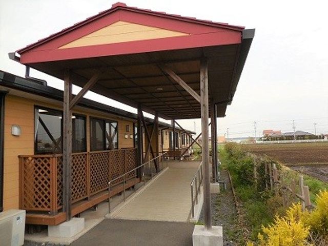 広縁と庭の様子 外観 広々とした広縁には、庭の景色を眺めながらくつろげるスペースがあります。