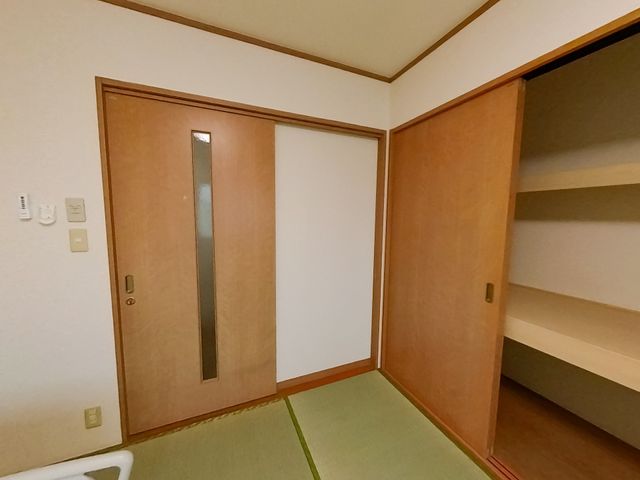 落ち着いた和室 和室 畳敷きの和室は、落ち着いた空間でリラックスできます。収納スペースも充実しています。