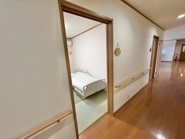 ベッドがある和室 廊下 明るい廊下に続く和室には、ベッドが配置されています。手すりが設置されていて安心です。