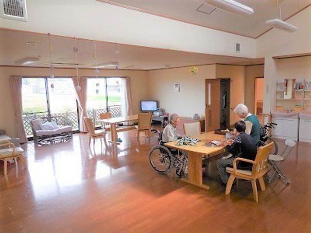 広々としたリビング リビング 自然光が入る広々とした空間で、入居者の方々がリラックスして過ごせます。椅子に座りながら、交流を楽しむことができます。