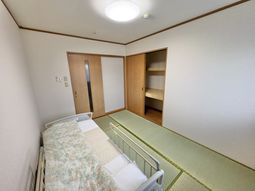 静かな和室の居室
