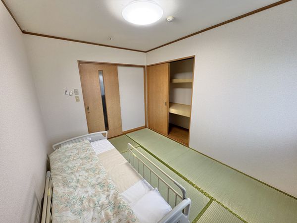 静かな和室の居室