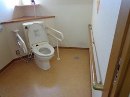 手すり付きの清潔なトイレ