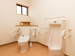 手すり付きの清潔なトイレ