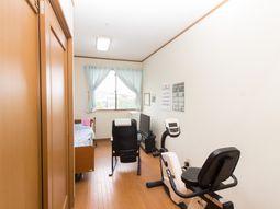 明るい居室の様子