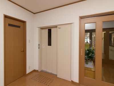 廊下と扉の清潔な空間