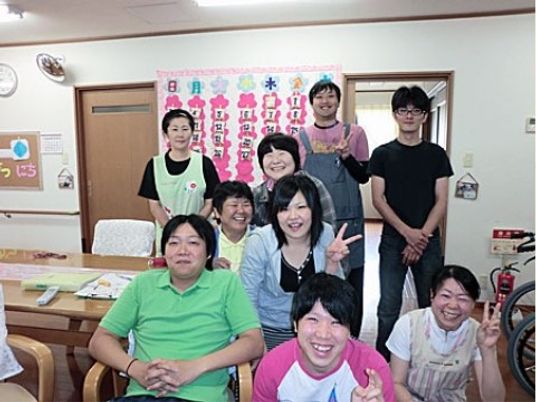 笑顔のスタッフ集合写真