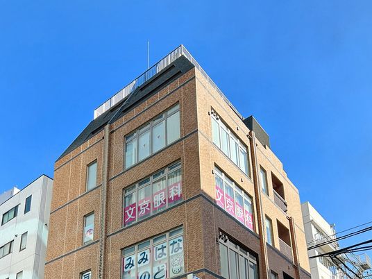 明るい外観の建物外観  