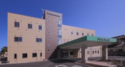 広い玄関の建物外観
