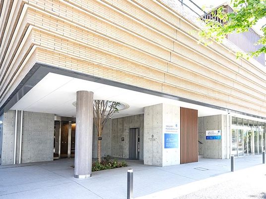 建物正面のエントランス  