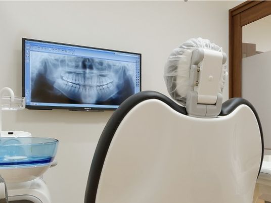 歯科診療用椅子のある室内  