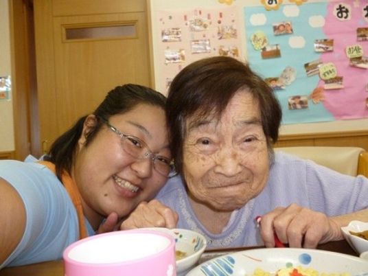 食事時の笑顔の利用者
