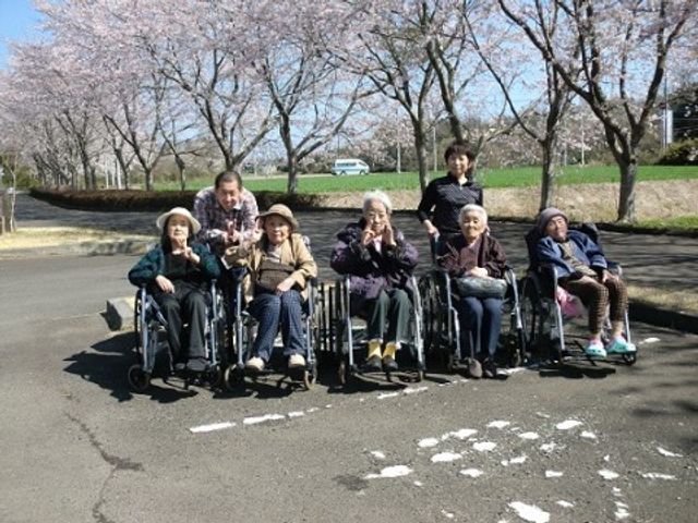 桜並木と笑顔の集合