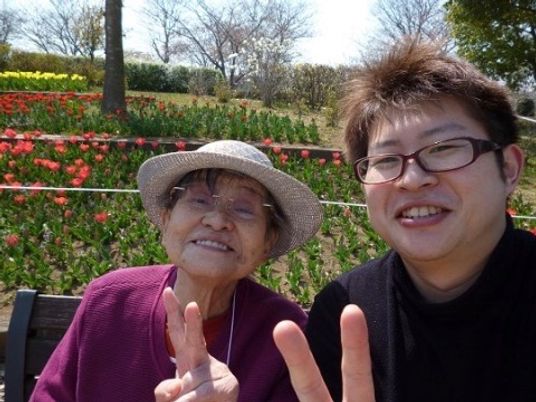 笑顔の人々と花壇
