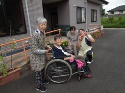 車椅子の方と笑顔の人々