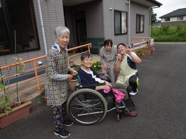 車椅子の方と笑顔の人々