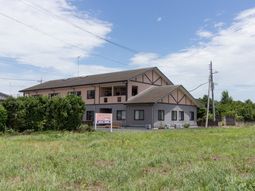 広々とした敷地の施設外観