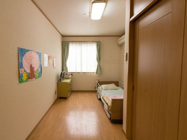 広々とした明るい居室