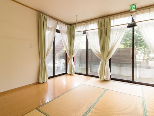 和室の明るい窓辺