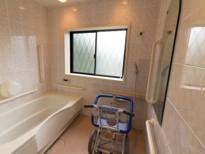 バリアフリー設計の浴室