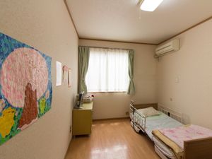 明るい居室の様子