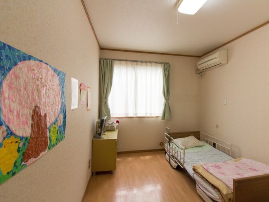 明るい居室の様子