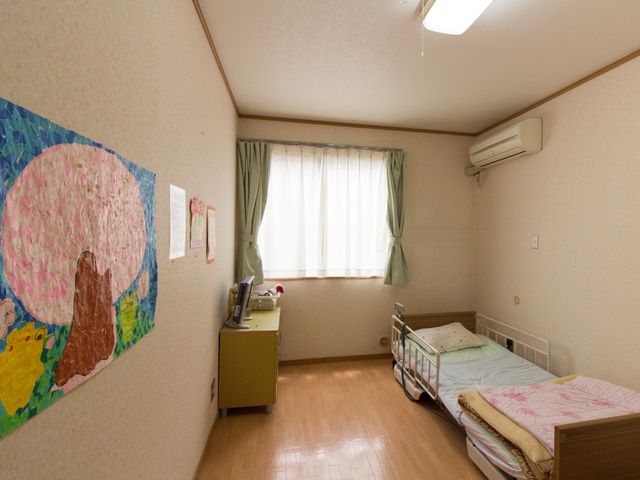 明るい居室の様子