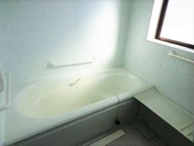 明るい浴室の一角