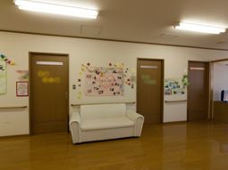 壁に飾り付けのあるラウンジ