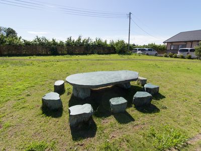 緑の庭と大きな石のテーブル