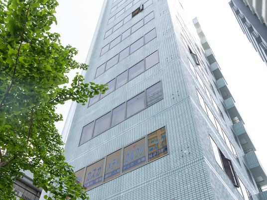 高層の建物外観  