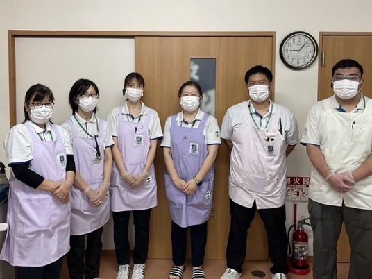 マスク姿の職員が並ぶ休憩室  