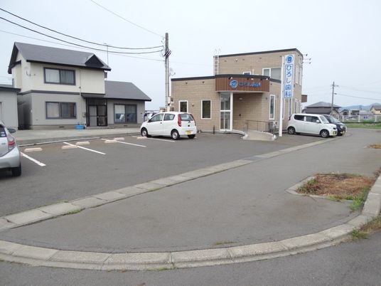 歯科医院と駐車場の外観  
