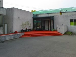 緑屋根の建物外観  