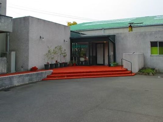 緑屋根の建物外観  