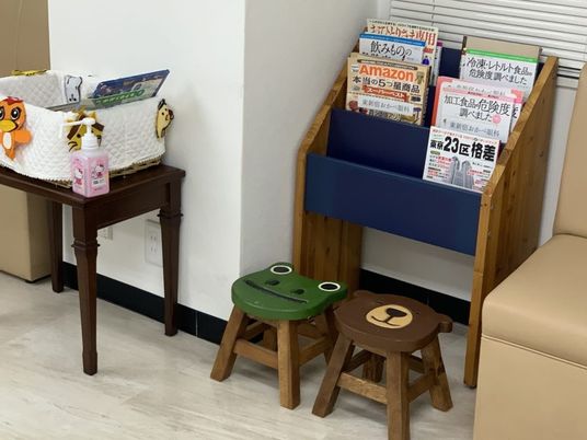 雑誌棚のある休憩室  