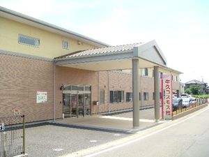 明るい施設の外観